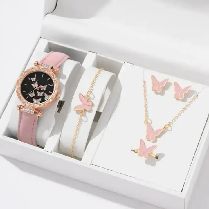 Bague, montre, boucles d'oreilles et collier assortis