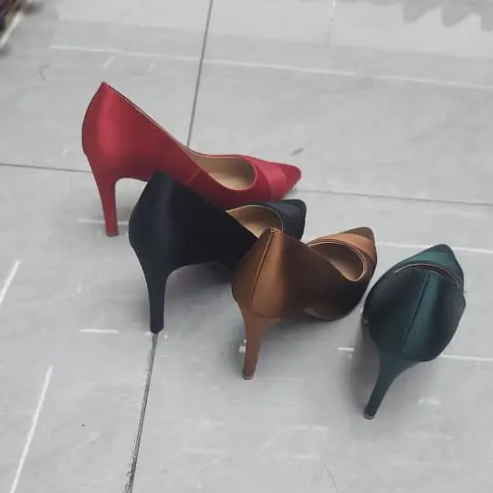 Escarpins à talons aiguilles en satin